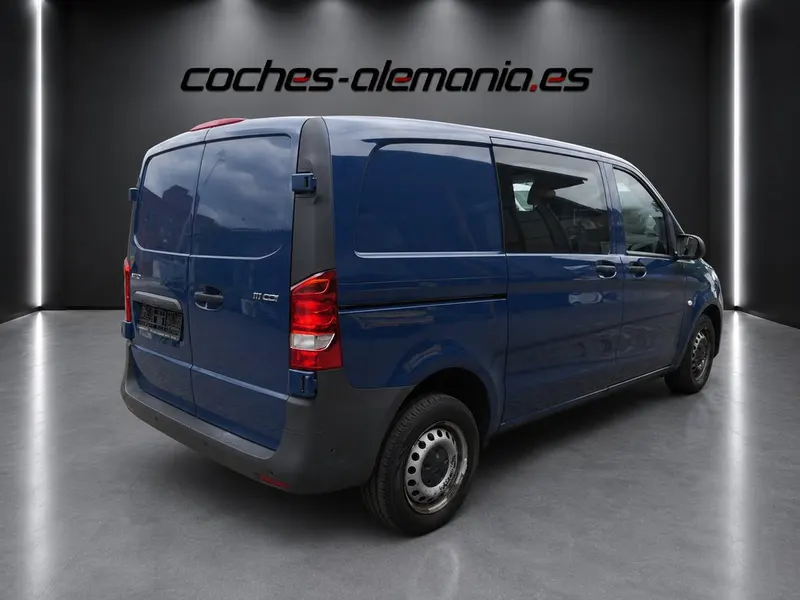 Mercedes-Benz Vito azul de 2017 visto desde atrás en tres cuartos
